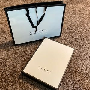 GUCCi SHOPPiNG BAG AND GiFT BOX